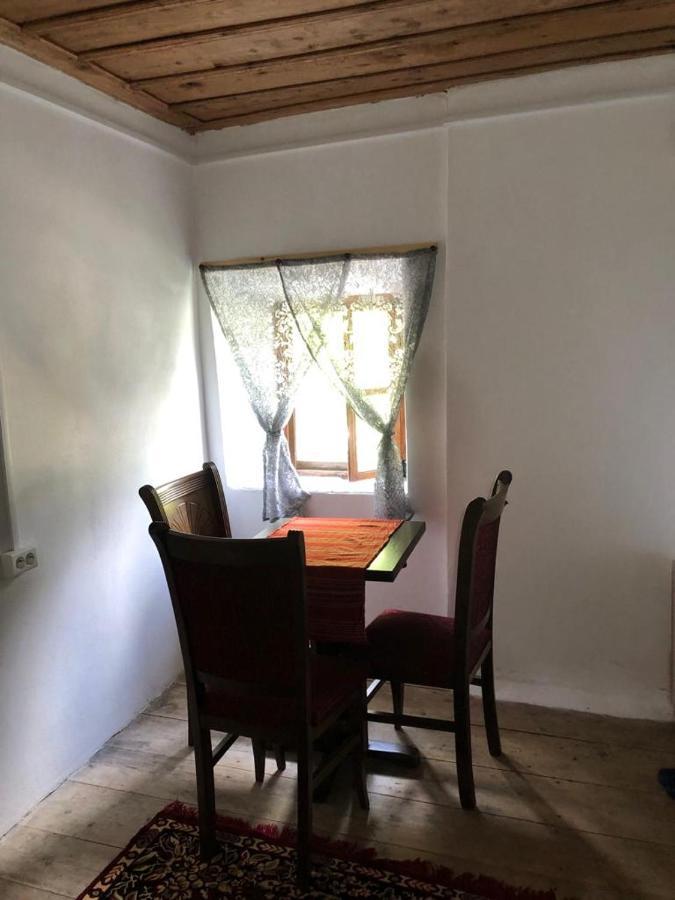 Guesthouse Kujtimi 泰斯 外观 照片